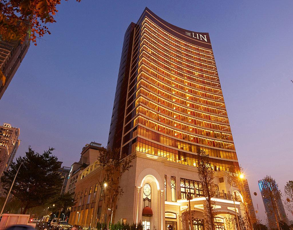 The Lin Hotel Тайчжун Екстер'єр фото The hotel at night