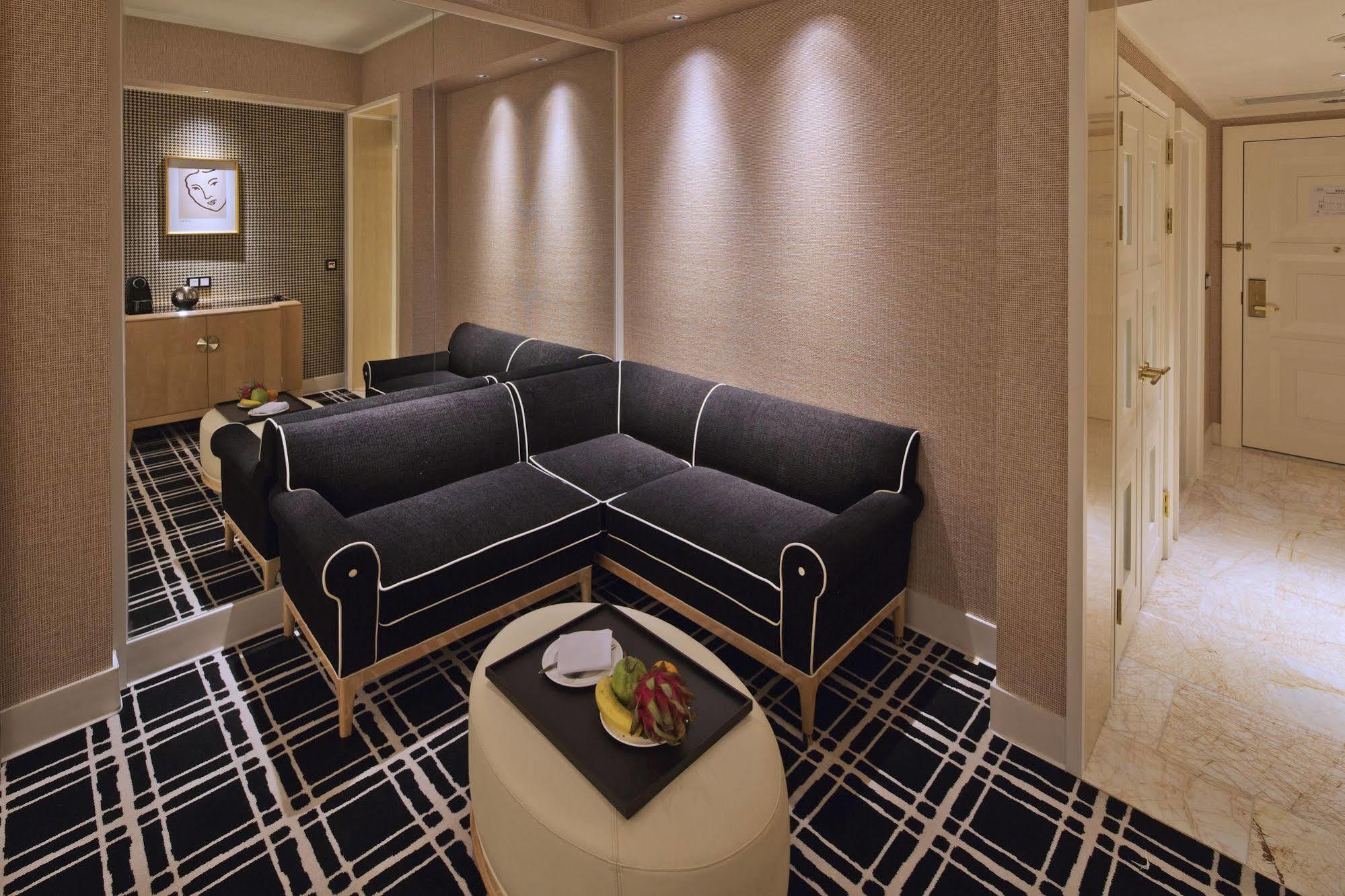 The Lin Hotel Тайчжун Екстер'єр фото A suite at the Ritz-Carlton, Hong Kong