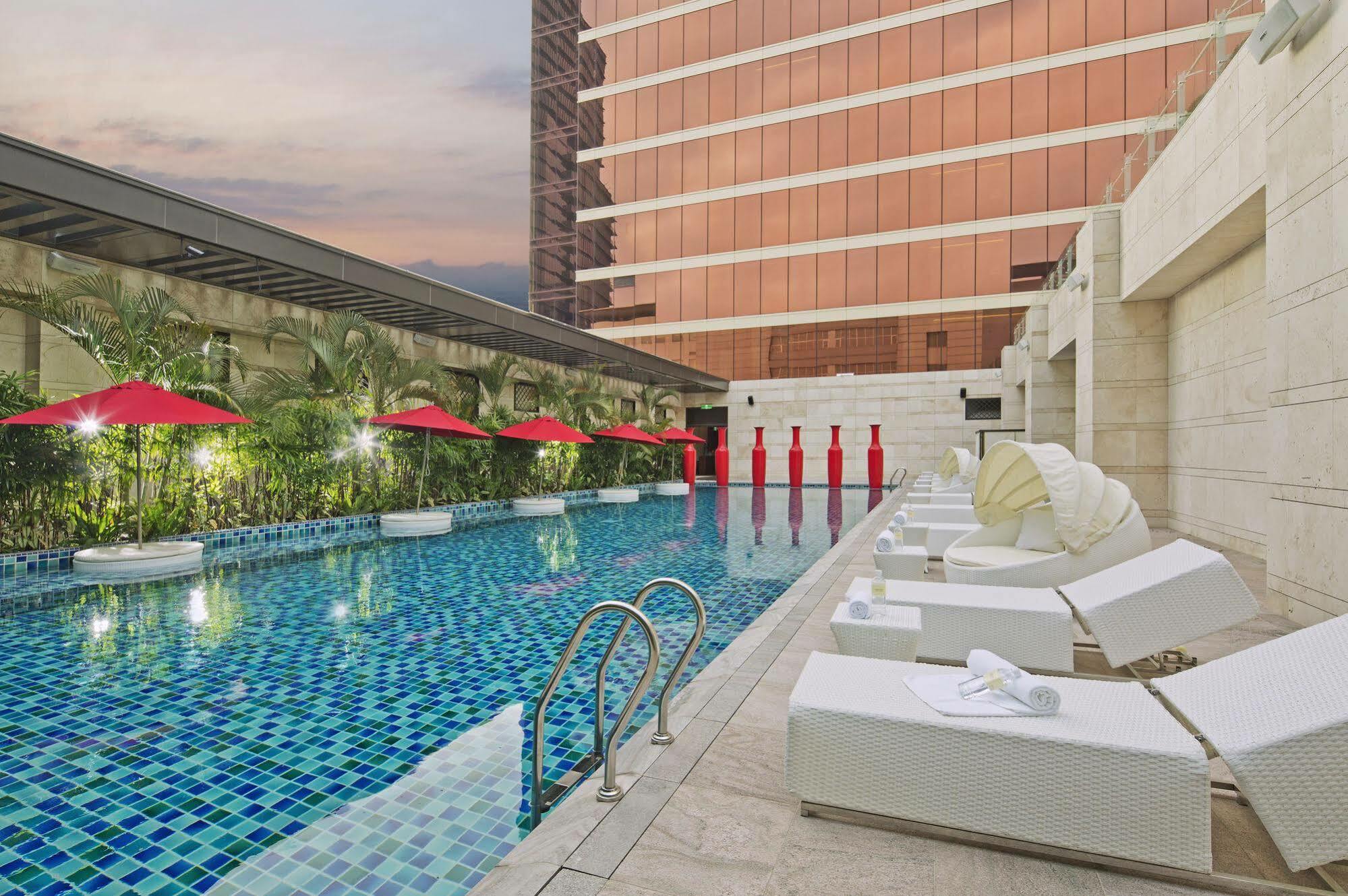 The Lin Hotel Тайчжун Екстер'єр фото The swimming pool at the hotel